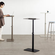 自由に高さを変えられる、シンプルでミニマルなペブルグレー昇降サイドテーブルの使用例4(ベージュグレー・ブラック・ペブルグレー）