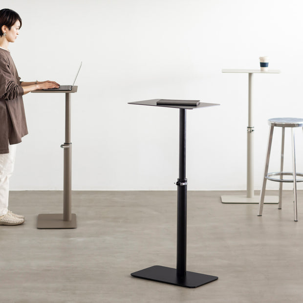 自由に高さを変えられる、シンプルでミニマルな昇降サイドテーブルの使用例3（ブラック・ベージュグレー・ペブルグレー）