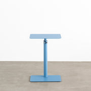 自由に高さを変えられる、シンプルでミニマルなライトブルー( GentianBlue ）昇降サイドテーブル（正面）