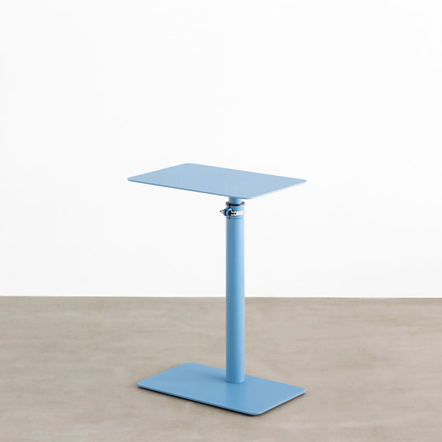自由に高さを変えられる、シンプルでミニマルなライトブルー( GentianBlue ）昇降サイドテーブル