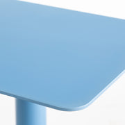 自由に高さを変えられる、シンプルでミニマルなライトブルー( GentianBlue ）昇降サイドテーブル（天板拡大）