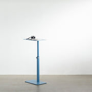 自由に高さを変えられる、シンプルでミニマルなライトブルー( GentianBlue ）昇降サイドテーブルの使用例1