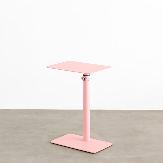 自由に高さを変えられる、シンプルでミニマルなライトピンク昇降サイドテーブル