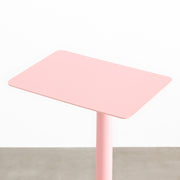 自由に高さを変えられる、シンプルでミニマルなライトピンク昇降サイドテーブル（天板）