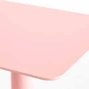 自由に高さを変えられる、シンプルでミニマルなライトピンク昇降サイドテーブル（天板拡大）