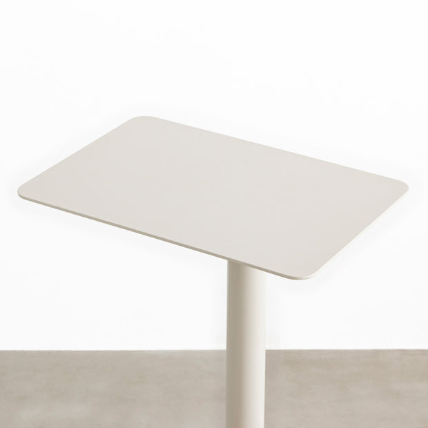 自由に高さを変えられる、シンプルでミニマルなペブルグレー昇降サイドテーブル（天板）