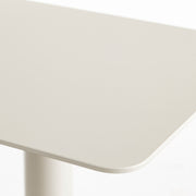 自由に高さを変えられる、シンプルでミニマルなペブルグレー昇降サイドテーブル（天板拡大）