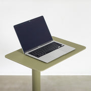自由に高さを変えられる、シンプルでミニマルなリードグリーン昇降サイドテーブルの使用例3