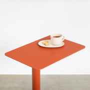 自由に高さを変えられる、シンプルでミニマルなテラコッタ昇降サイドテーブルの使用例2