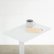 自由に高さを変えられる、シンプルでミニマルなホワイト昇降サイドテーブルの使用例2