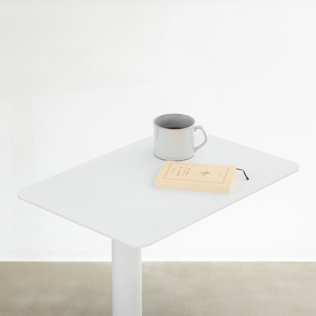 自由に高さを変えられる、シンプルでミニマルなホワイト昇降サイドテーブルの使用例2