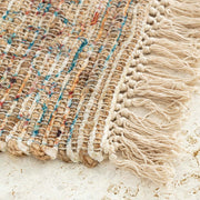 手織りのやわらかい風合いが素朴で印象的なラグの角