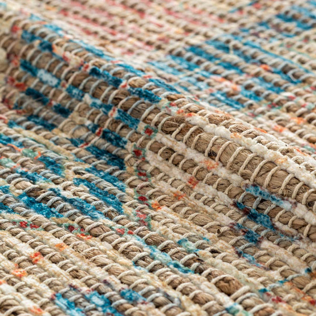 手織りのやわらかい風合いが素朴で印象的なラグの表面２
