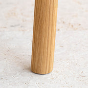 オークの丸棒とブラウンカラーの成型合板を組み合わた独特な構造のダイニングチェア（脚部分・クローズアップ）