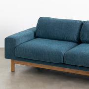 インディゴブルーのファブリックにオーク無垢材を組み合わせたシンプルナチュラルな2人掛けロータイプソファ（座面）