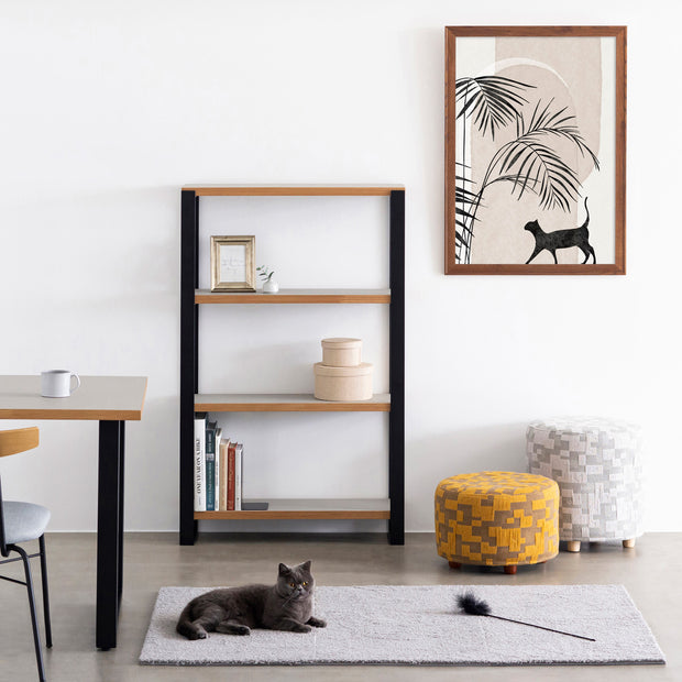 KANADEMONOの猫をモチーフにモノトーンで仕上げたシックモダンなアートA１＋木製ブラウンフレーム（コーディネート例）