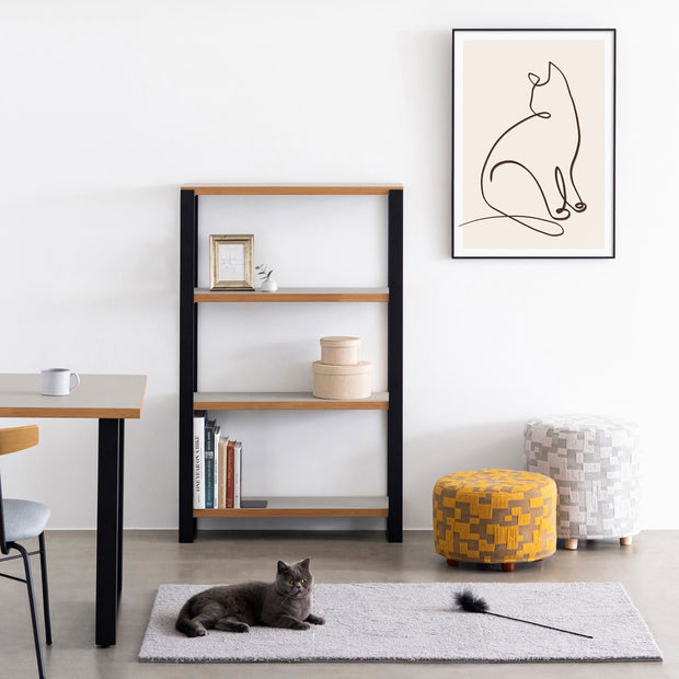 KANADEMONOの猫のおすわりをモチーフにしたモダンなドローイングアートA１＋ブラックフレーム（コーディネートイメージ）