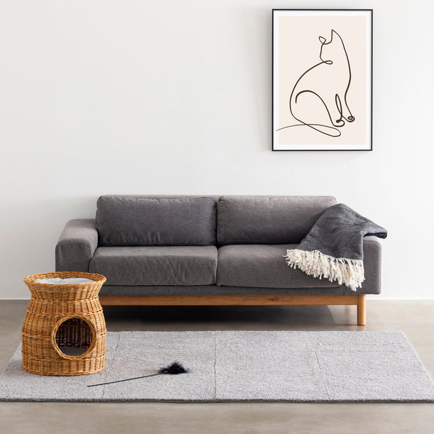 KANADEMONOの猫のおすわりをモチーフにしたモダンなドローイングアートA１＋ブラックフレーム（リビング使用例）