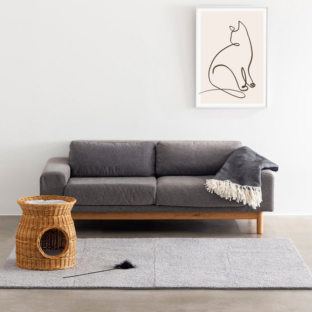 KANADEMONOの猫のおすわりをモチーフにしたモダンなドローイングアートA１＋ホワイトフレーム（リビング使用例）