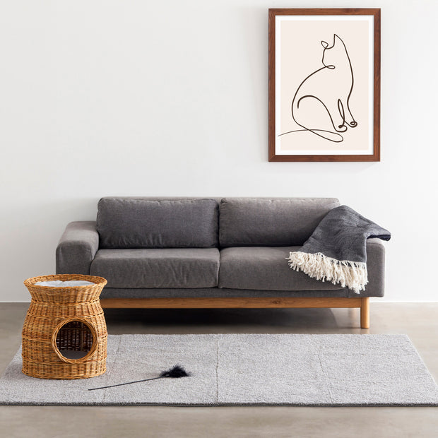 KANADEMONOの猫のおすわりをモチーフにしたモダンなドローイングアートA１＋木製ブラウンフレーム（リビング使用例）