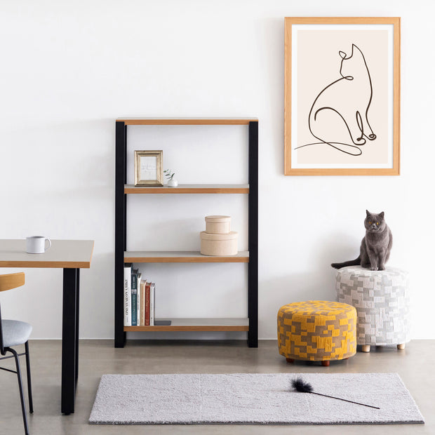 KANADEMONOの猫のおすわりをモチーフにしたモダンなドローイングアートA１＋木製ナチュラルフレーム（コーディネートイメージ）