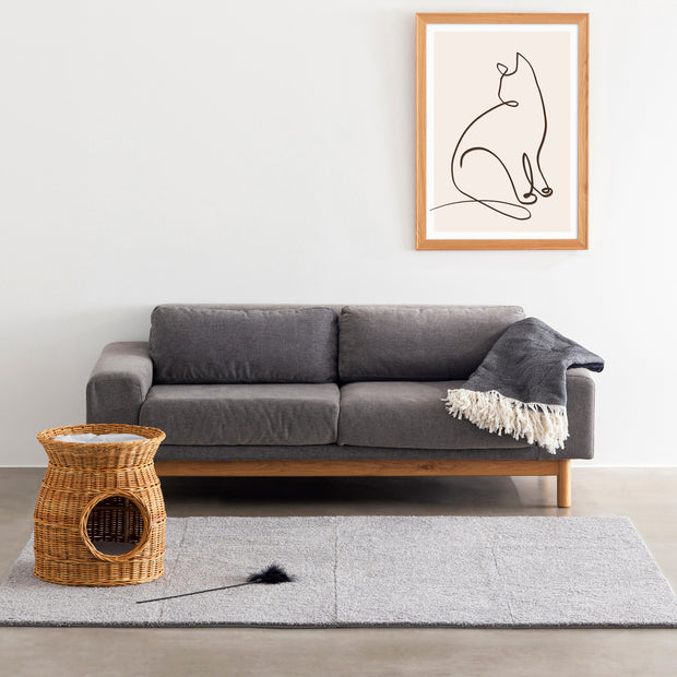 KANADEMONOの猫のおすわりをモチーフにしたモダンなドローイングアートA１＋木製ナチュラルフレーム（リビング使用例）