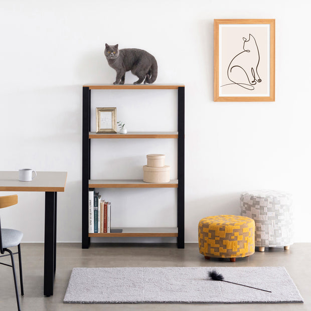 KANADEMONOの猫のおすわりをモチーフにしたモダンなドローイングアートA２＋木製ナチュラルフレーム（コーディネートイメージ）