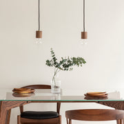 Favricaのガラス天板（幅140cm）とブラウンのピンタイプの木製脚を組み合わせたテーブル使用例5