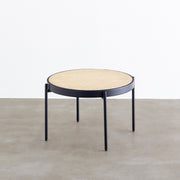 ナチュラルなラタン×ブラックスチールで製作されたシンプルモダンなラウンドローテーブル