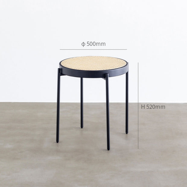 ナチュラルなラタン×ブラックスチールで製作されたシンプルモダンなラウンドサイドテーブル（寸法画像）