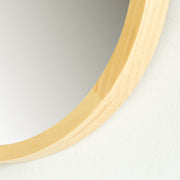ナチュラルのパイン材を使用した シンプルなデザインのミラー(Sサイズ）フレームクローズアップ