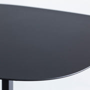 華奢でミニマルなダークグレーサイドテーブル（天板拡大）