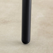 ブラックブラウンの座面に細身のアイアン脚を組み合わせた、すっきりとした印象のハイスツール（床接地面）