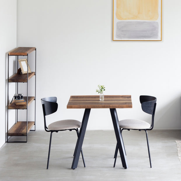 かなでものの杉無垢材の天板とマットブラックの4pinアイアン脚を組み合わせたシンプルモダンなカフェテーブルと椅子