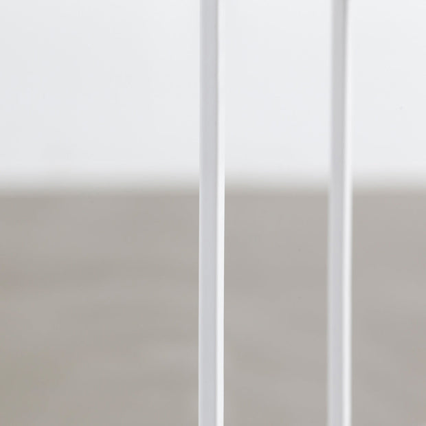 かなでもののアイアンを使用したシンプルなデザインの角ロッドタイプの配線孔トレイ／ホワイト（ロッド部分詳細）