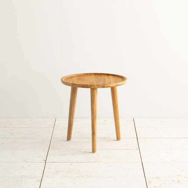 チーク無垢材を使用した、シンプルでナチュラルな雰囲気を持つサイドテーブル1