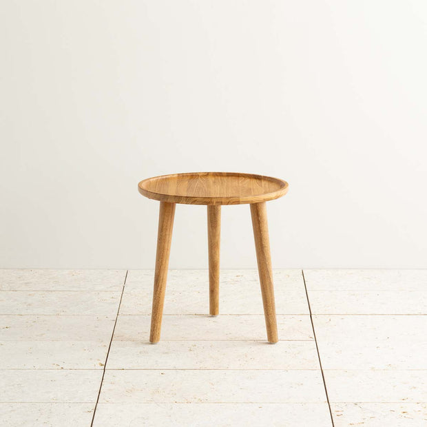 チーク無垢材を使用した、シンプルでナチュラルな雰囲気を持つサイドテーブル2