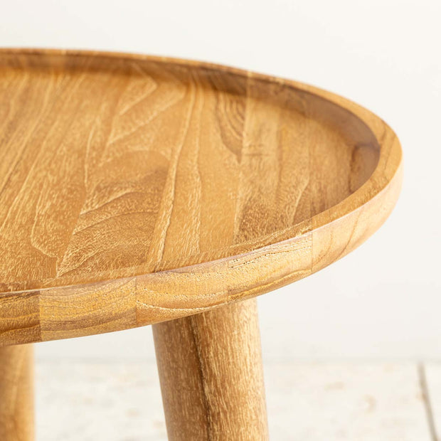 チーク無垢材を使用した、シンプルでナチュラルな雰囲気を持つサイドテーブル（天板・クローズアップ）
