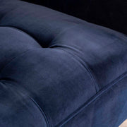 艶やかなディープブルーのファブリックを使用したラグジュアリーな一人掛けソファ（座面・クローズアップ）