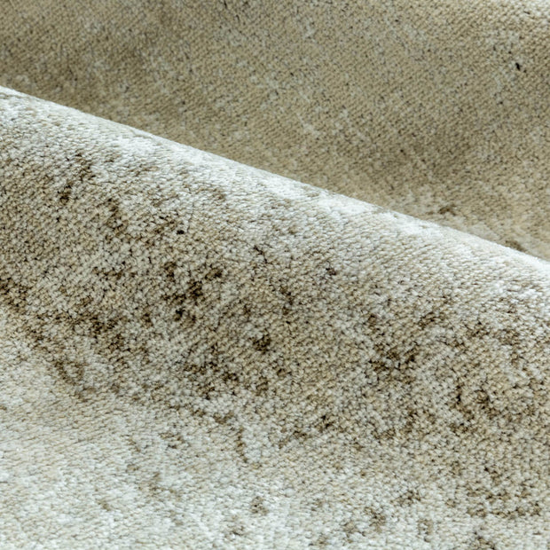 かなでもののビスコースを使用したホワイトとグレー、ライトグレー色の織り合わせが美しいヴィンテージ調ラグの表面