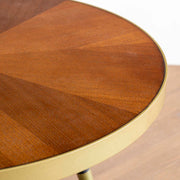 アッシュとアイアン脚の組み合わせが印象的なアンティーク調の丸形コーヒーテーブル（上からのアングル・クローズアップ）