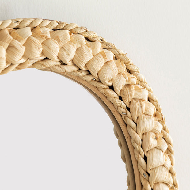 フレーム素材に編み込んだトウモロコシの葉を使った楕円形のウォールミラー（フレームクローズ2）
