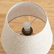 ビーチ材のベースにナチュラルなファブリックのシェードを組み合わせたシンプルさと優雅さを併せもったテーブルランプ（電球1）