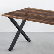 ヴィンテージ加工されたテーブル天板とブラックXライン脚のテーブル（斜め）