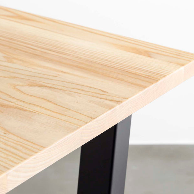 かなでもののホワイトアッシュ材とマットブラックのトラペゾイド鉄脚を組み合わせたシンプルモダンなテーブル5