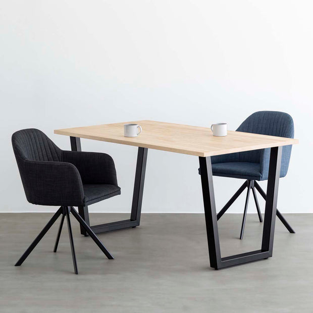 かなでもののホワイトアッシュ材とマットブラックのトラペゾイド鉄脚を組み合わせたシンプルモダンなテーブルと椅子
