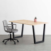 かなでもののホワイトアッシュ材とマットブラックのトラペゾイド鉄脚を組み合わせたシンプルモダンなテーブルと椅子1