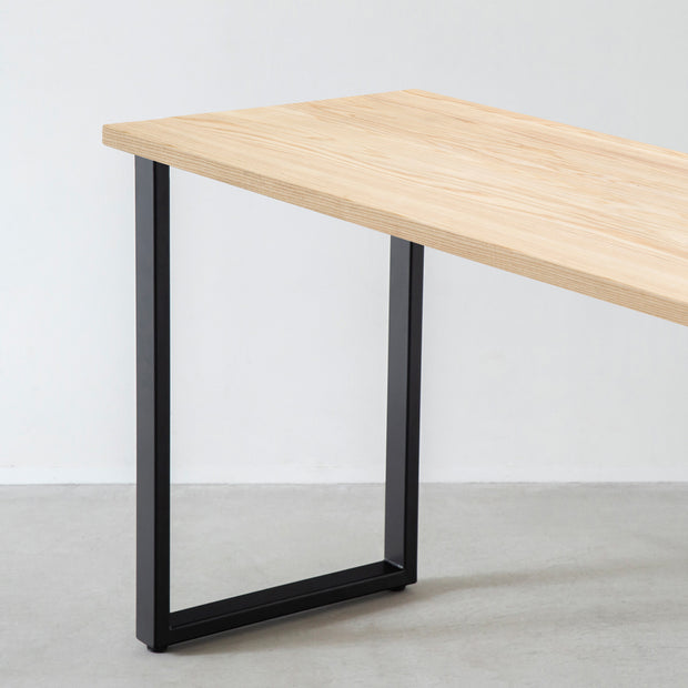 かなでもののホワイトアッシュ材とマットブラックのレクタングル鉄脚を組み合わせたシンプルモダンなテーブル3