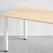 かなでもののホワイトアッシュ材とホワイトのスクエアバー鉄脚を組み合わせたシンプルモダンなテーブル（斜め）