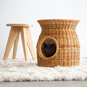 ラタンの手編み籠でつくられたナチュラルな雰囲気のペットハウス（猫入りイメージカット2）